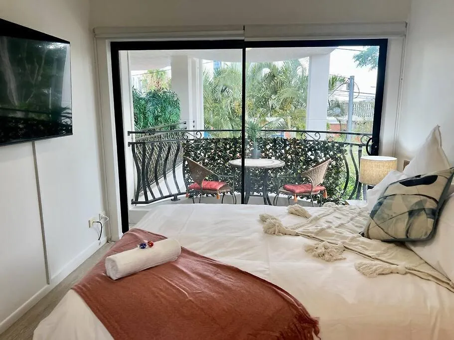 2-Bed Acropol Apartment With Balcony & Parking Brisbane Australien