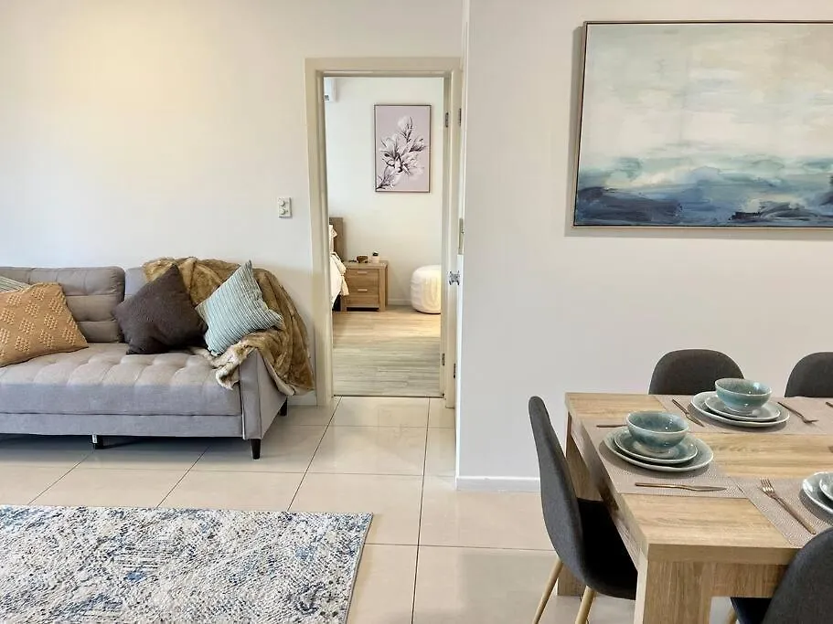 2-Bed Acropol Apartment With Balcony & Parking Brisbane Australien
